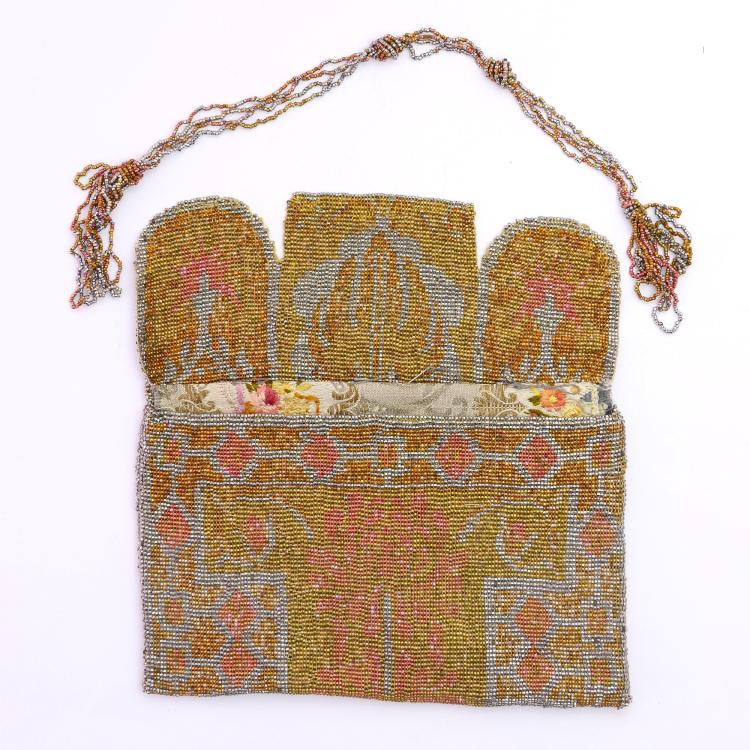 Bild 1 zu Objekt, Stahlperlen-&Uuml;berschlagtasche mit geometrischem Muster, um 1910, 159D 871