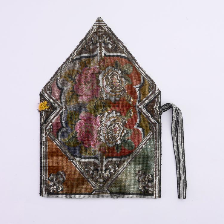 Bild 1 zu Objekt, Stahlperlen-&Uuml;berschlagt&auml;schchen mit floralem Motiv, um 1920, 157F 1366