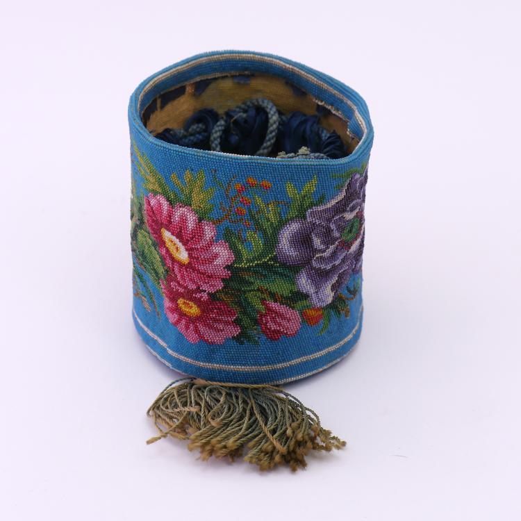 Hauptbild zu Objekt, Pouch with floral border, 2nd half of the 19th century, 159D 798