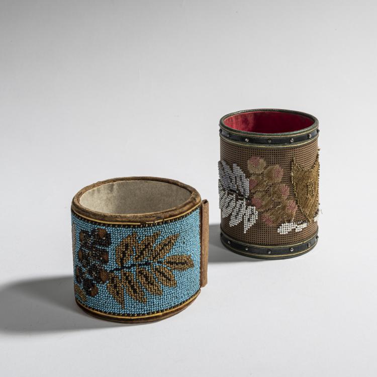 Hauptbild zu Objekt, Two napkin rings with an initial on a shield and laurel decoration, 19th century, 159D 980