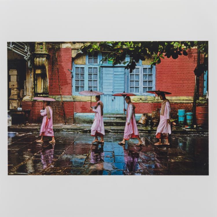 Hauptbild zu Objekt, 'Procession of Nuns, Yangon, Myanmar', 1994, Steve McCurry, Magnum Square Print, New York, 157C 850