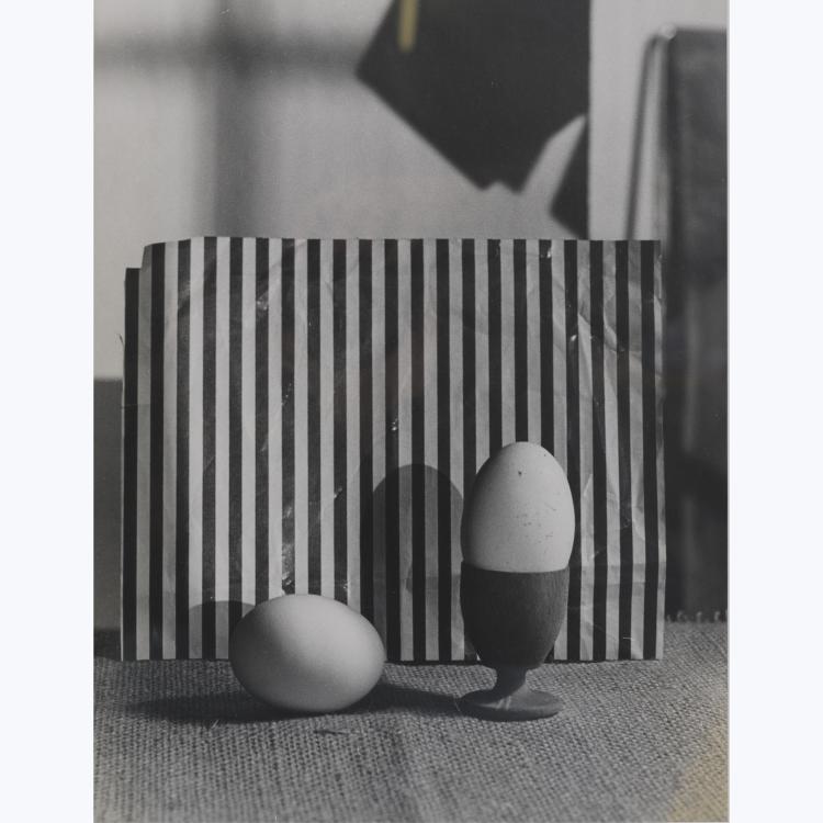 Bild 2 zu Objekt, Zwei Fotografien 'Huhn' und 'Eier', 1929-33,  Bauhaus, 157A 57