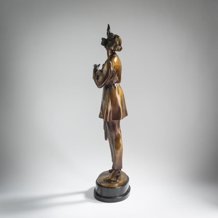 Bild 3 zu Objekt, 'Girl holding a Cigarette', c. 1925, Bruno Zach, 156C 411