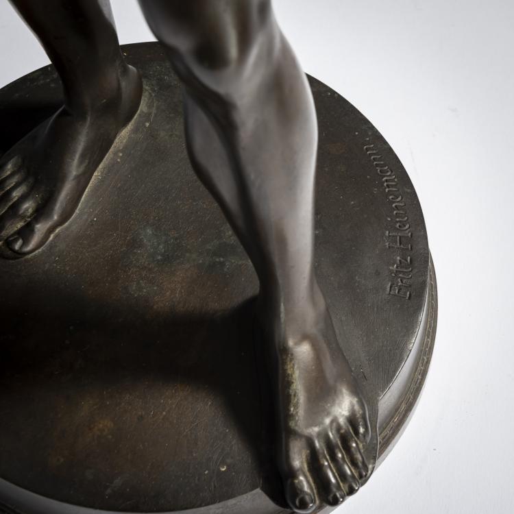 Bild 5 zu Objekt, 'Male nude examining a sword', c. 1900, Fritz Heinemann, Gladenbeck, Berlin, 156C 362