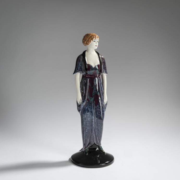 Hauptbild zu Objekt, Lady in a morning dress, 1913/14, Eduard Klablena, Langenzersdorfer Keramik, 156D 838