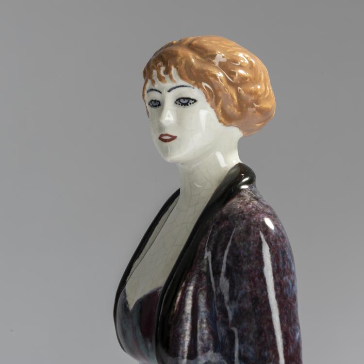 Bild 3 zu Objekt, Lady in a morning dress, 1913/14, Eduard Klablena, Langenzersdorfer Keramik, 156D 838