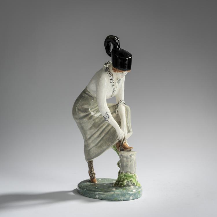 Hauptbild zu Objekt, Lady tying a shoelace, c. 1920, Eduard Klablena, Langenzersdorfer Keramik, 156D 840