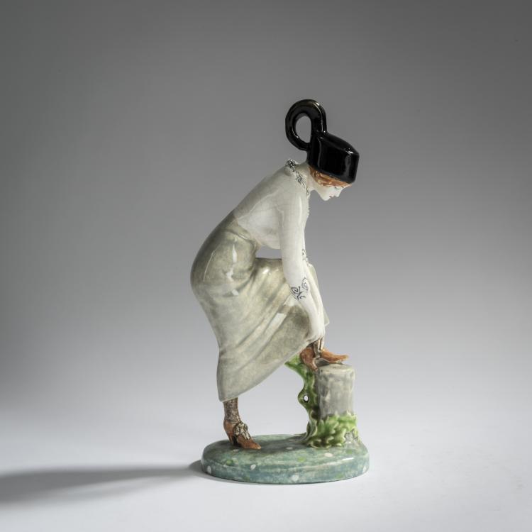 Bild 1 zu Objekt, Lady tying a shoelace, c. 1920, Eduard Klablena, Langenzersdorfer Keramik, 156D 840