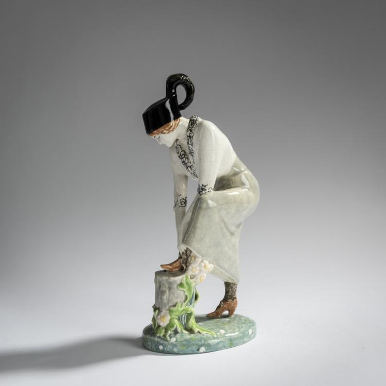 Bild 2 zu Objekt, Lady tying a shoelace, c. 1920, Eduard Klablena, Langenzersdorfer Keramik, 156D 840
