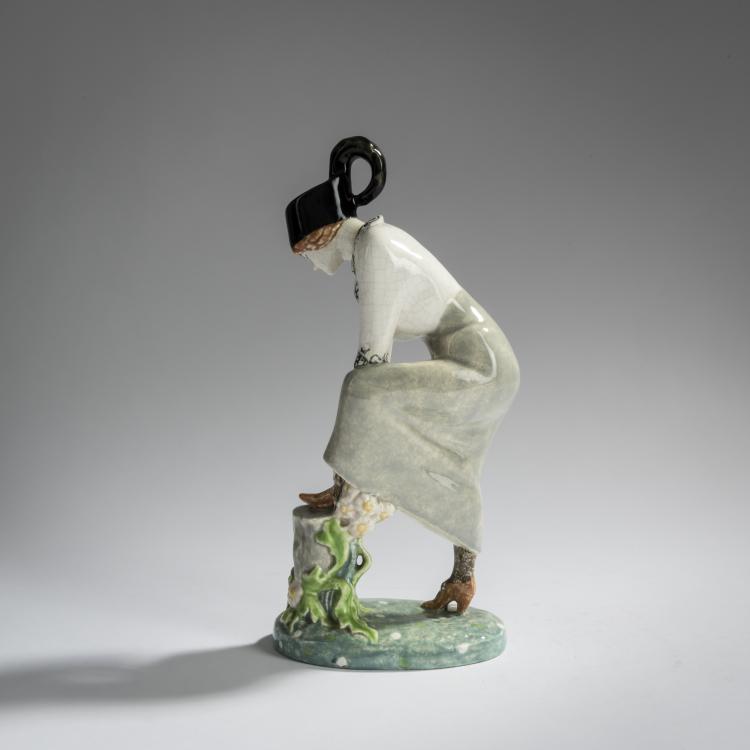 Bild 3 zu Objekt, Lady tying a shoelace, c. 1920, Eduard Klablena, Langenzersdorfer Keramik, 156D 840