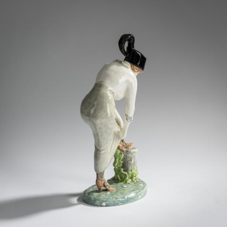 Bild 4 zu Objekt, Lady tying a shoelace, c. 1920, Eduard Klablena, Langenzersdorfer Keramik, 156D 840