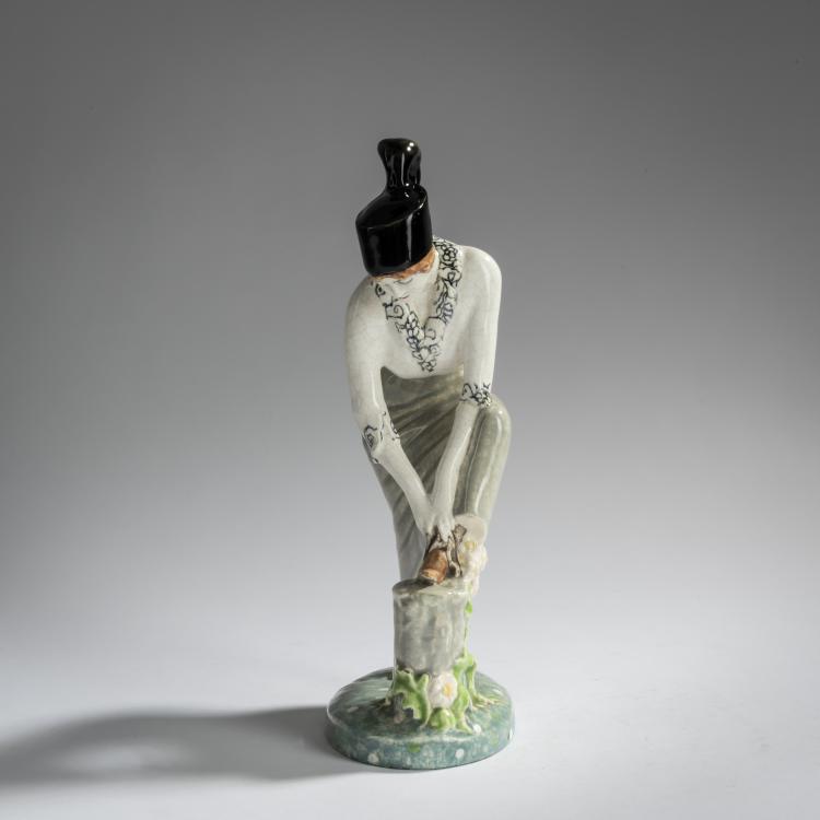 Bild 5 zu Objekt, Lady tying a shoelace, c. 1920, Eduard Klablena, Langenzersdorfer Keramik, 156D 840