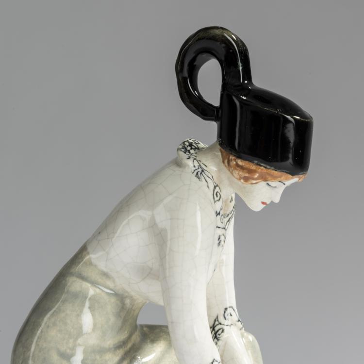 Bild 6 zu Objekt, Lady tying a shoelace, c. 1920, Eduard Klablena, Langenzersdorfer Keramik, 156D 840