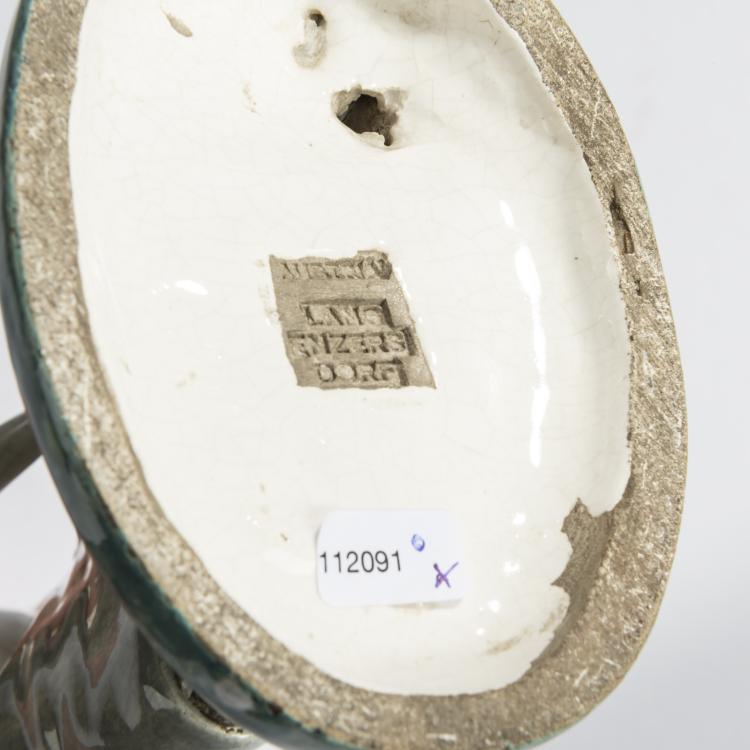 Bild 7 zu Objekt, Lady tying a shoelace, c. 1920, Eduard Klablena, Langenzersdorfer Keramik, 156D 840