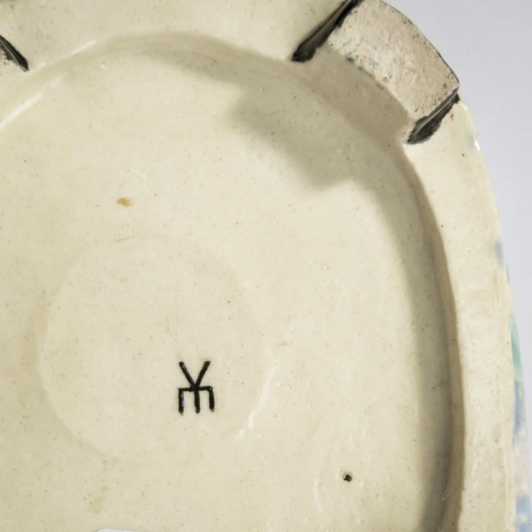 Bild 4 zu Objekt, 'Young girl lounging on an armchair', c. 1920, Eduard Klablena, Langenzersdorfer Keramik, 156D 841