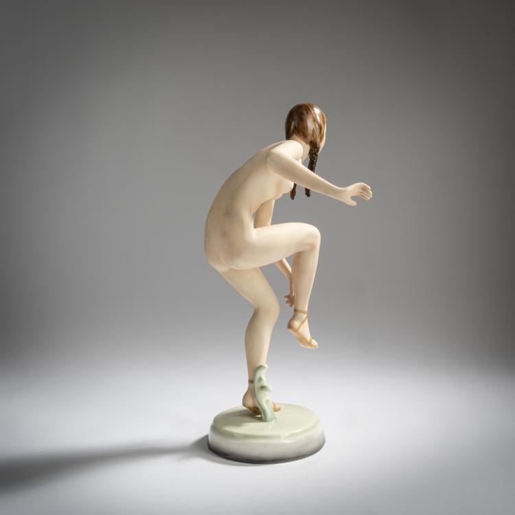 Bild 1 zu Objekt, 'Sandal lacer', c. 1939, Adolf Prischl, Goldscheider, Friedrich, Wien, 156D 830