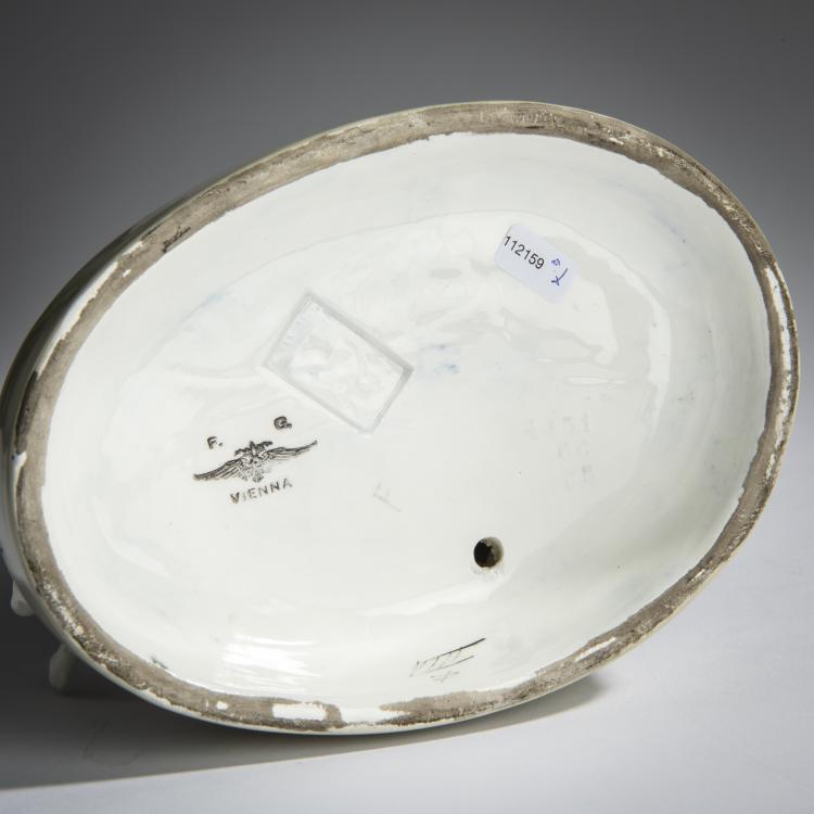 Bild 7 zu Objekt, 'Standing lady in a hunting outfit with borzoi', 1913/14,  Perigot, Goldscheider, Friedrich, Wien, 156D 803