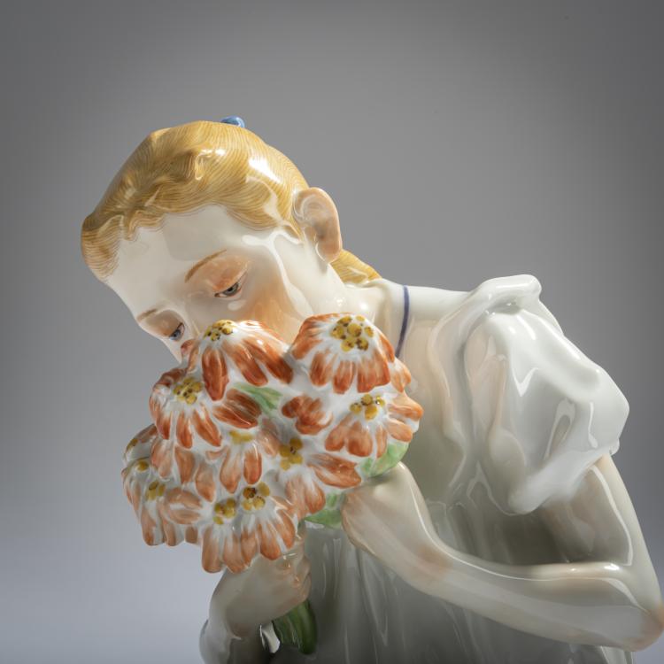 Bild 3 zu Objekt, 'M&auml;dchen mit Rosenstrau&szlig;', 1905, Konrad Hentschel, Meissen, 156D 735