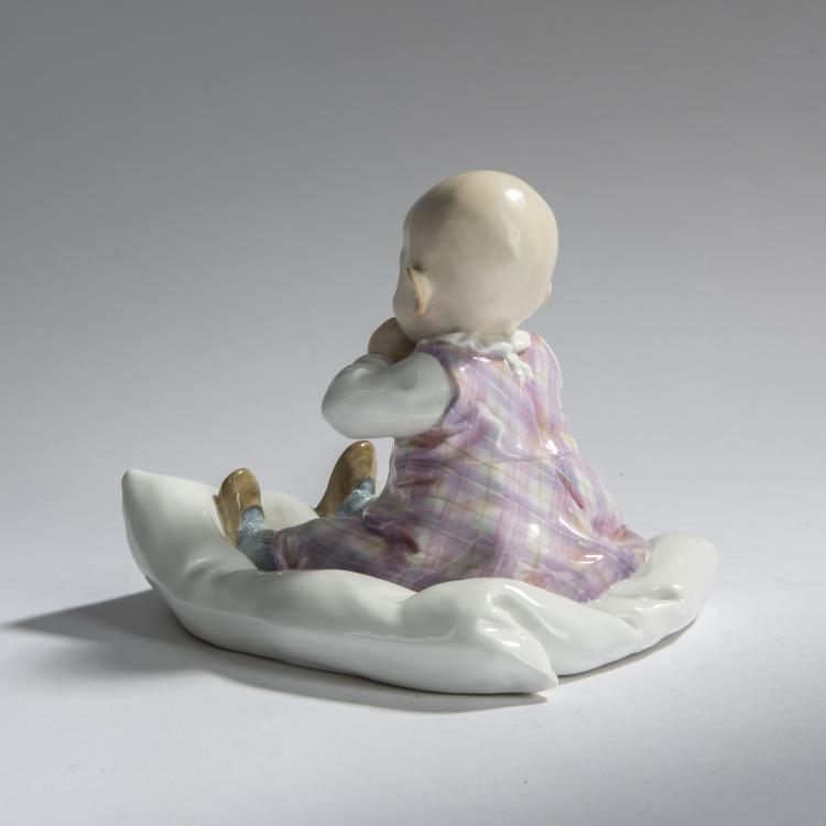 Bild 3 zu Objekt, 'Kind auf einem Kissen sitzend', 1905, Konrad Hentschel, Meissen, 156D 737
