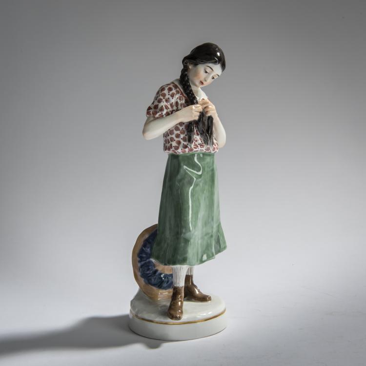 Hauptbild zu Objekt, 'Girl braiding her hair', c. 1910, Alfred Otto Adalbert K&ouml;nig, Meissen, 156D 733