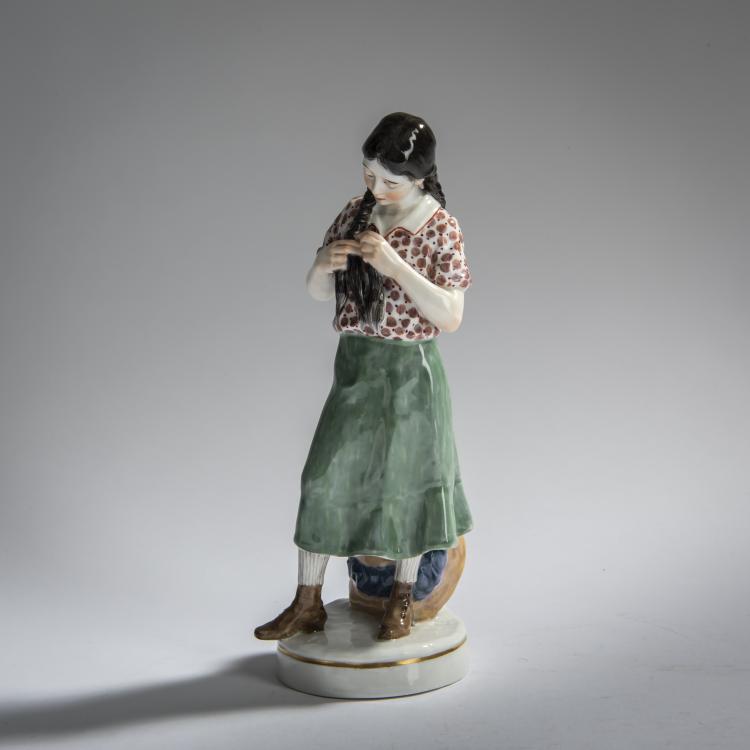 Bild 1 zu Objekt, 'Girl braiding her hair', c. 1910, Alfred Otto Adalbert K&ouml;nig, Meissen, 156D 733