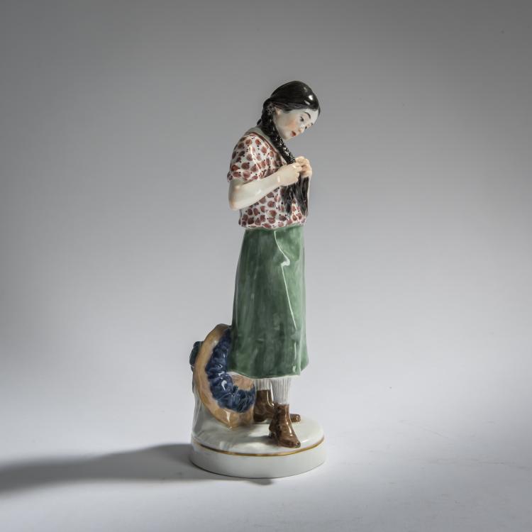 Bild 2 zu Objekt, 'Girl braiding her hair', c. 1910, Alfred Otto Adalbert K&ouml;nig, Meissen, 156D 733