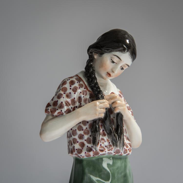 Bild 3 zu Objekt, 'Girl braiding her hair', c. 1910, Alfred Otto Adalbert K&ouml;nig, Meissen, 156D 733