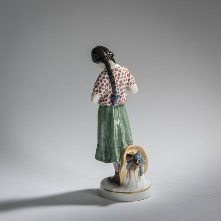 Bild 4 zu Objekt, 'Girl braiding her hair', c. 1910, Alfred Otto Adalbert K&ouml;nig, Meissen, 156D 733