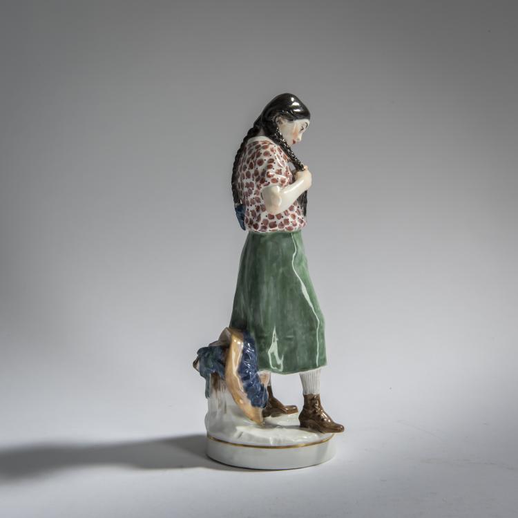 Bild 5 zu Objekt, 'Girl braiding her hair', c. 1910, Alfred Otto Adalbert K&ouml;nig, Meissen, 156D 733