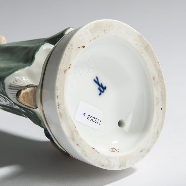 Bild 6 zu Objekt, 'Girl braiding her hair', c. 1910, Alfred Otto Adalbert K&ouml;nig, Meissen, 156D 733