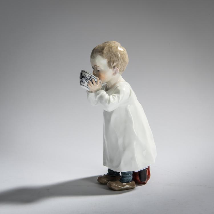 Hauptbild zu Objekt, 'Child with Onion Pattern Cup', 1905, Konrad Hentschel, Meissen, 156D 739