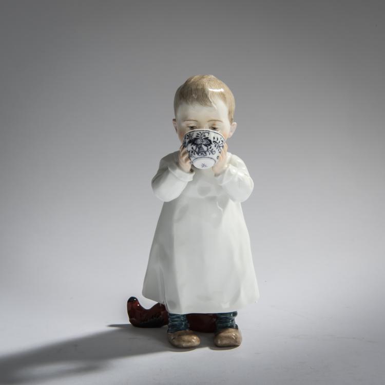 Bild 1 zu Objekt, 'Child with Onion Pattern Cup', 1905, Konrad Hentschel, Meissen, 156D 739