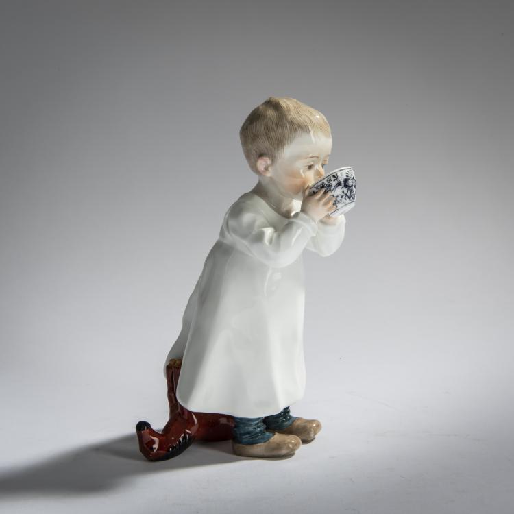Bild 2 zu Objekt, 'Child with Onion Pattern Cup', 1905, Konrad Hentschel, Meissen, 156D 739