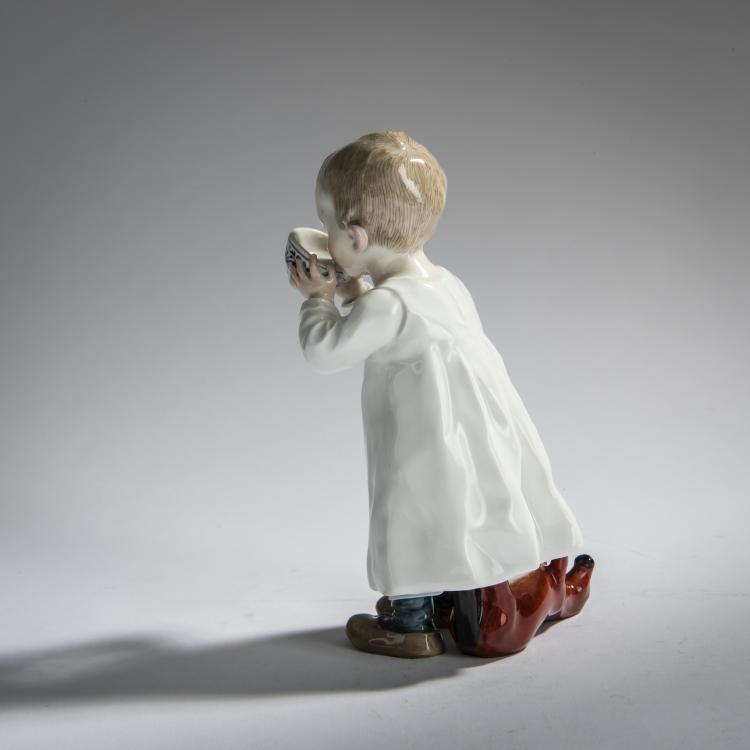 Bild 5 zu Objekt, 'Child with Onion Pattern Cup', 1905, Konrad Hentschel, Meissen, 156D 739