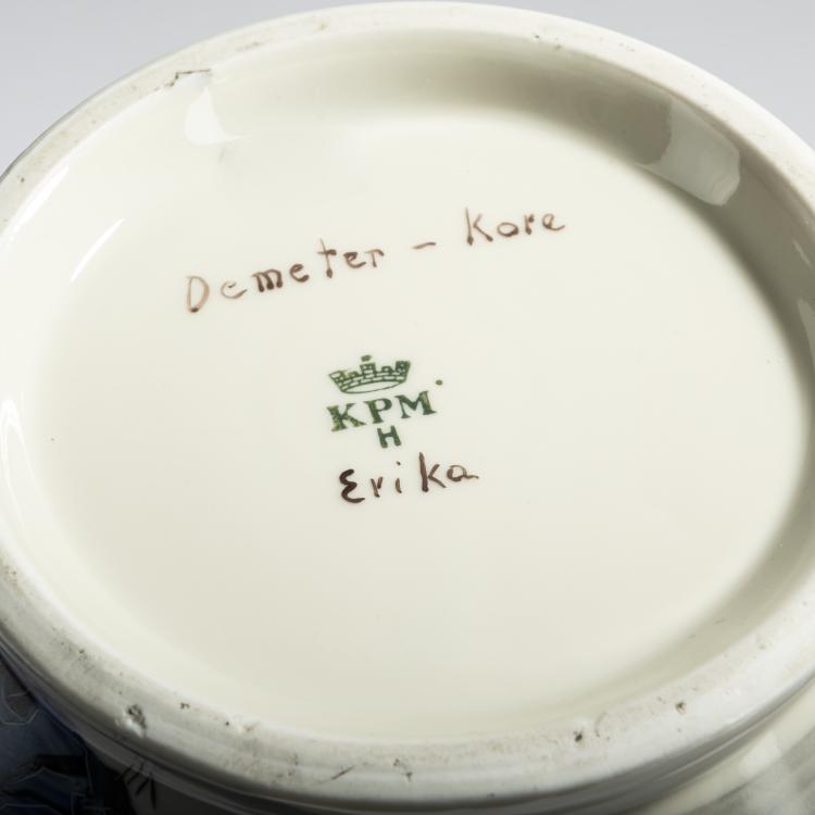 Bild 4 zu Objekt, 'Demeter - Kore Erika' vase, c. 1950, Krister Porzellanmanufaktur AG, Waldenburg, 156C 661