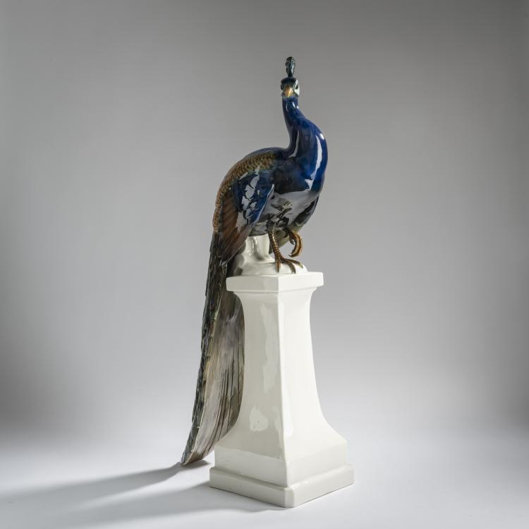 Bild 1 zu Objekt, 'Peacock on a High Pedestal', 1918, Edmund Sode, Schwarzburger Werkst&auml;tten f&uuml;r Porzellankunst, Unterwei&szlig;bach, 156D 773