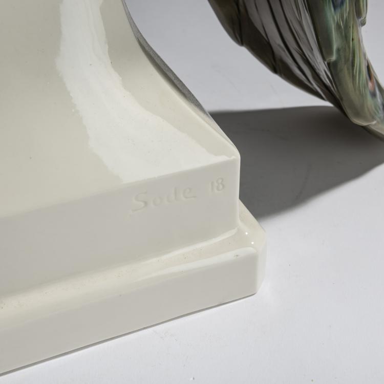 Bild 5 zu Objekt, 'Peacock on a High Pedestal', 1918, Edmund Sode, Schwarzburger Werkst&auml;tten f&uuml;r Porzellankunst, Unterwei&szlig;bach, 156D 773