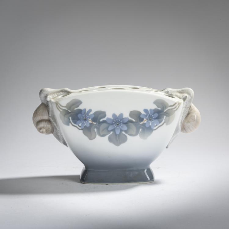 Hauptbild zu Objekt, Rose vase, c. 1900, Kopenhagen, KPM, 156C 658