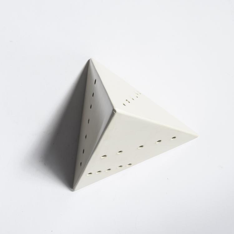 Bild 3 zu Objekt, 'Piramide' (white), 1967, Lucio Fontana, Ed. Sergio Tosi, Mailand, 157C 678