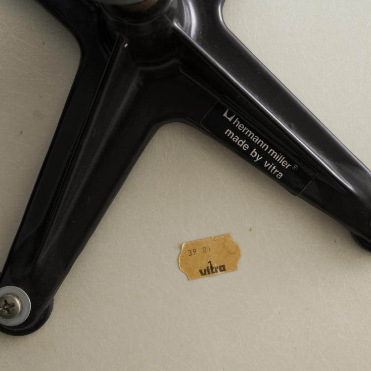 Bild 8 zu Objekt, 2 'LaFonda' chairs, 1961, Charles Eames,Ray Eames, Vitra Design, Weil am Rhein; Herman Miller, Zeeland, 157B 429