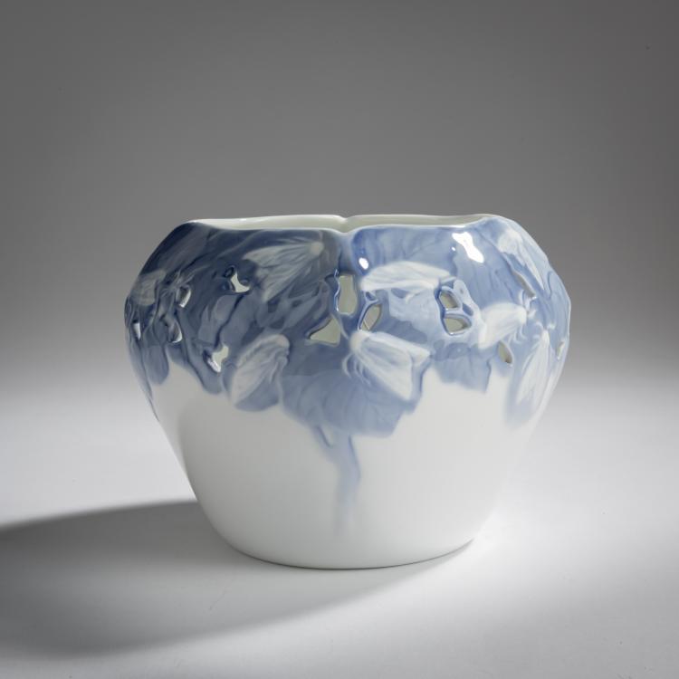 Hauptbild zu Objekt, 'Night butterfly' vase, c. 1900, Kopenhagen, KPM, 156C 659