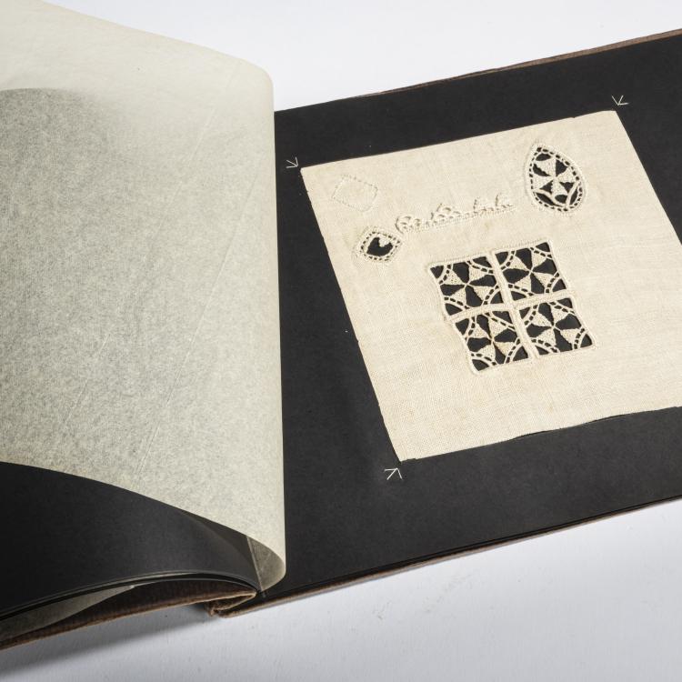 Bild 1 zu Objekt, Portfolio with five textile embroidery samples, c. 1920, Wiener Werkst&auml;tte, 160A 61