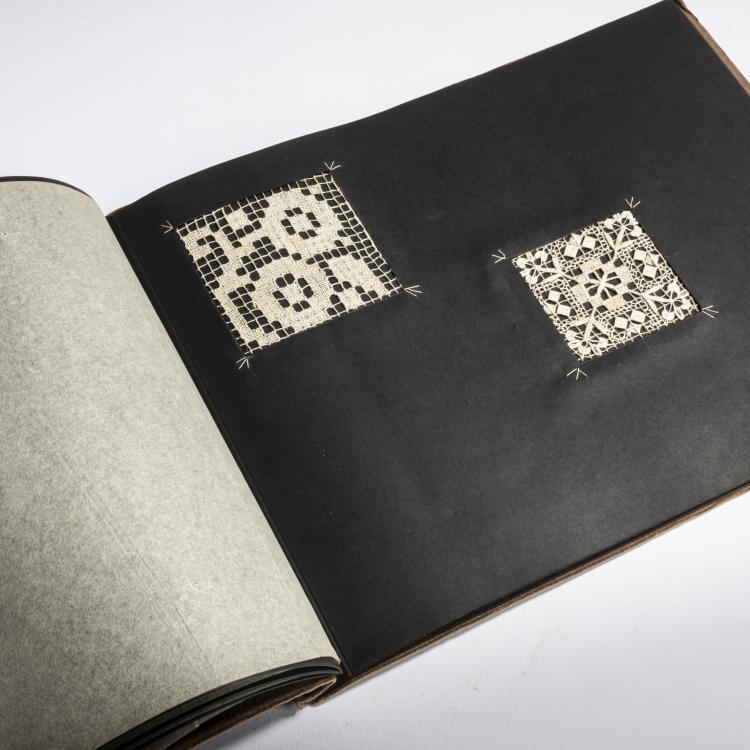 Bild 2 zu Objekt, Portfolio with five textile embroidery samples, c. 1920, Wiener Werkst&auml;tte, 160A 61