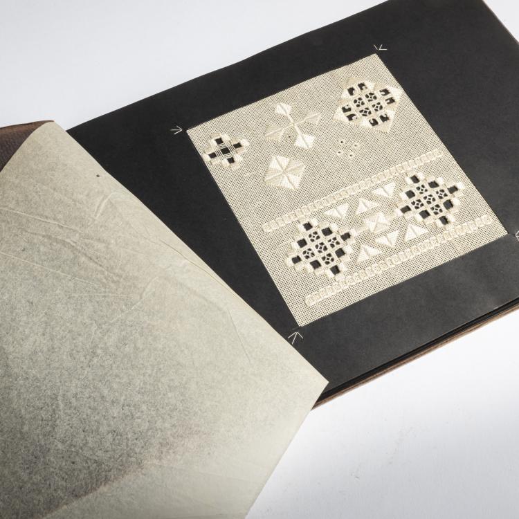 Bild 3 zu Objekt, Portfolio with five textile embroidery samples, c. 1920, Wiener Werkst&auml;tte, 160A 61