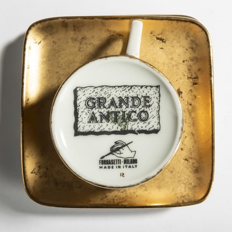 Bild 2 zu Objekt, Zwei Tassen mit Untertassen und zwei Brotteller 'Grande antico', 1960er Jahre, Piero Fornasetti, Fornasetti, Mailand, 158A 203