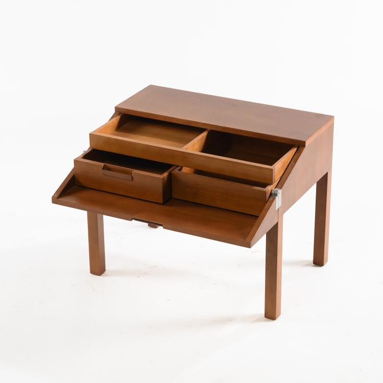 Bild 1 zu Objekt, Beistelltisch / N&auml;htisch, 1990er Jahre, Italien (zugeschrieben), 160B 384