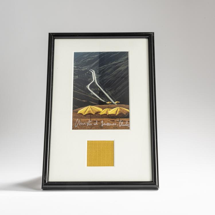 Bild 1 zu Objekt, Postcard and fabric sample from 'The Umbrellas Japan &mdash; USA, 1984&ndash;91, California Site', 1991,  Christo und Jeanne Claude, 160C 571