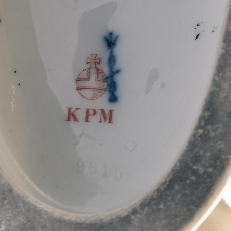 Bild 2 zu Objekt, 'Japanese man with fish' from the 'Wedding Parade', 1910, Adolph Amberg, Berlin, KPM, 159C 502