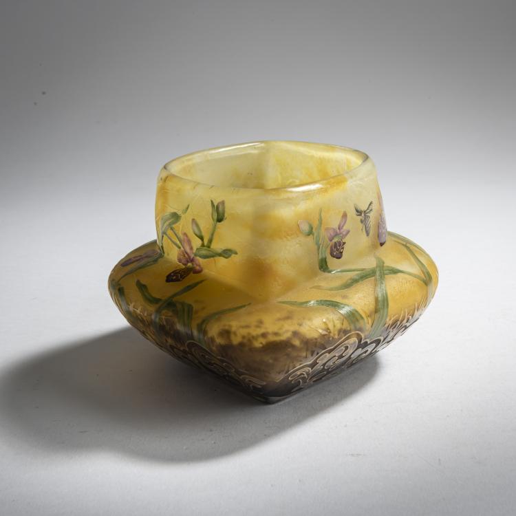 Bild 1 zu Objekt, Jardini&egrave;re 'Ophrys fuciflora, araign&eacute;e et mouche', 1906, Daum Fr&egrave;res, Nancy, 159B 116