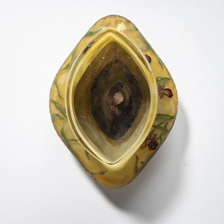 Bild 3 zu Objekt, Jardini&egrave;re 'Ophrys fuciflora, araign&eacute;e et mouche', 1906, Daum Fr&egrave;res, Nancy, 159B 116